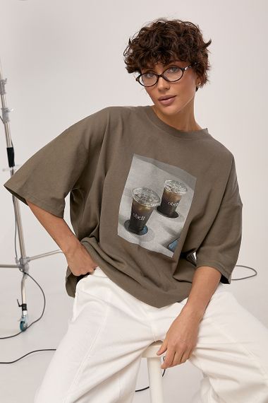 Оверсайз футболка з принтом "Coffee Cups" - хакі цвет, ONE SIZE (є розміри) | Зображення 4