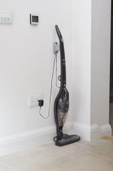 Пылесос аккумуляторный Black&amp;Decker SVB620JW | Зображення 3