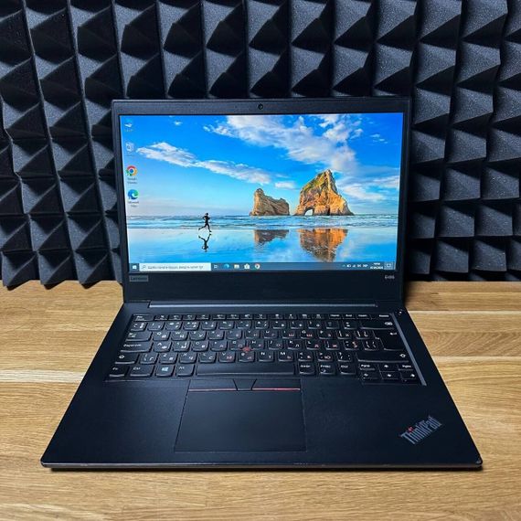Ультрабук Б-класс Lenovo Thinkpad E495 / 14" (1366x768) TN / AMD Ryzen 3 3200U (2 (4) ядра по 2.6 - 3.5 GHz) / 8 GB DDR4 / 256 GB SSD / AMD Radeon RX Vega 3 / WebCam б/у | Зображення 1