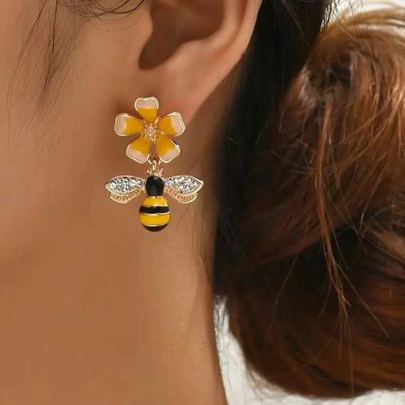 Серьги гвоздики с подвеской Liresmina Jewelry Пчела и Цветок с капельной глазурью 3 см золотистые | Зображення 2