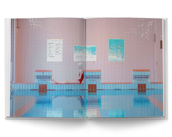 Подарункова книга для фотографів Maria Svarbova " Swimming Pools " альбоми відомих фотографів Марія Сварбова | Зображення 4