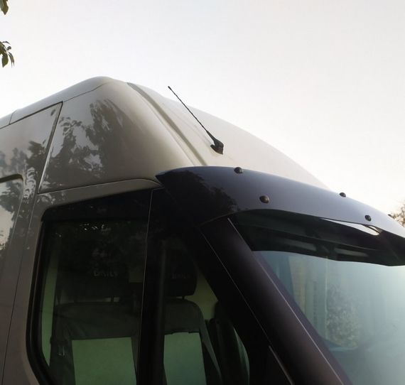 Козырек на лобовое стекло V2 (черный глянец, 5мм) для Iveco Daily 2014-2024 гг | Зображення 3