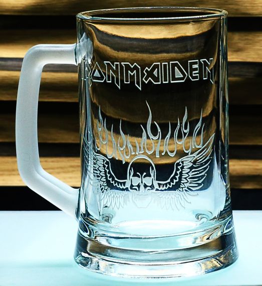 Пивной бокал 670 мл Iron Maiden с гравировкой подарок для фаната хэви металла Айрон Мэйден