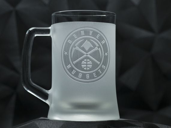 Подарунковий кухоль для пива 670 мл з гравіюванням лого баскетбольного клубу НБА Денвер Наггетс | Зображення 1