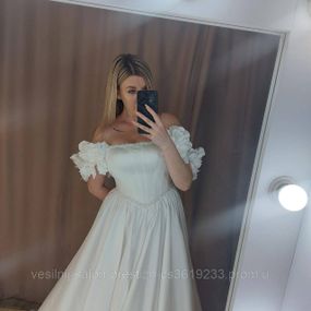 Атласна весільна сукня, декорована квітами