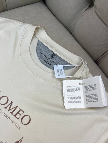 Футболка чоловіча Brunello Cucinelli білого кольору з принтом Solomeo f713 | Зображення 1