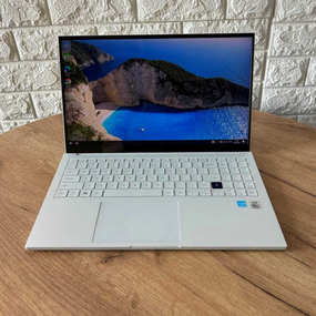 Ноутбук Samsung  White 15.6" FHD OLED i7 10510U 16Gb SSD 256Gb Б/В