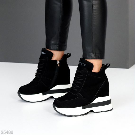 Эффектные черные замшевые зимние сникерсы на белой танкетке 39