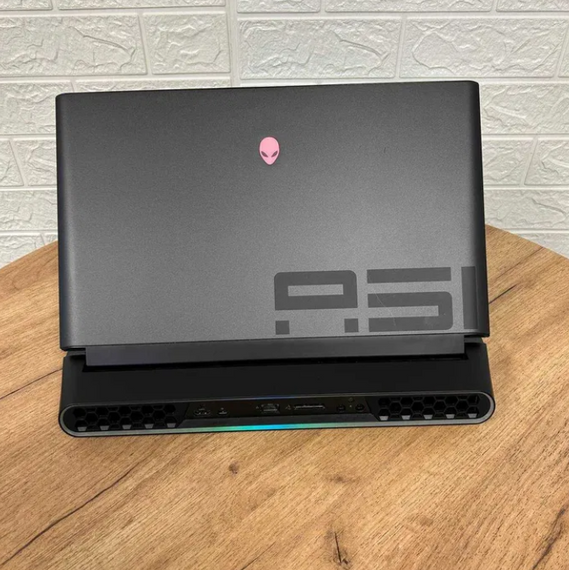 Ноутбук Dell Alienware Area 51M R2 144Hz i7 10700 16Gb SSD 512Gb RX 5700M Б/В | Зображення 3