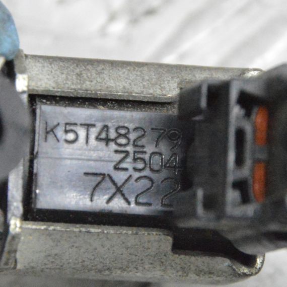 Клапан вентиляції газів паливного бака 1.8 / 2.0 16V Mazda 6 2002-2012 Вакуумний клапан Мазда 6 K5T48279 | Зображення 1