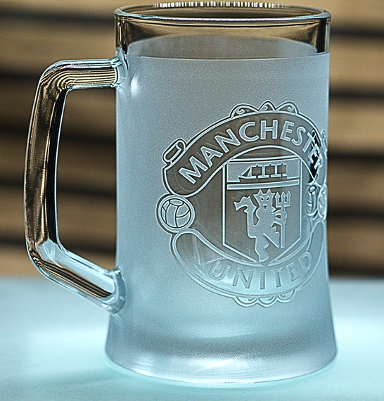 Пивний келих 670 мл ФК Манчестер Юнайтед FC Manchester United з гравіюванням подарунок для фаната ФК  футбольний кухоль | Зображення 1