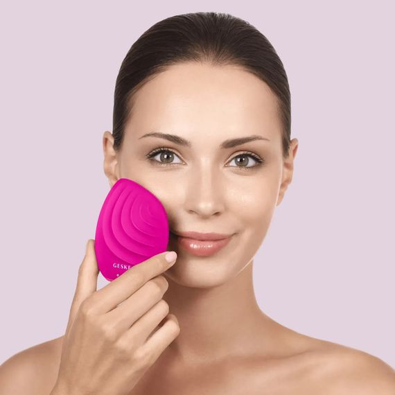 Электронная ультразвуковая щетка для лица GESKE Sonic Facial Brush 5в1 gray, Малиновый | Зображення 3