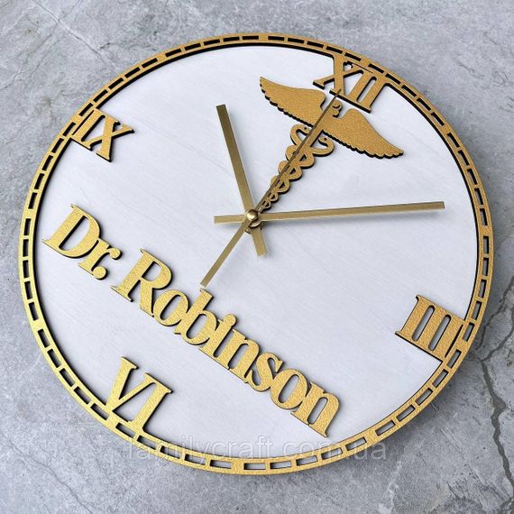 Іменний настінний годинник для лікаря з дерева Подарунок медику або медсестрі | Зображення 1