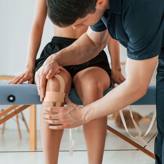 Стрічка кінезіологічна (кінезіо тейп) 4FIZJO 7.5 см x 5 м 4FJ0545 Biege (P-5907739318879) | Зображення 5