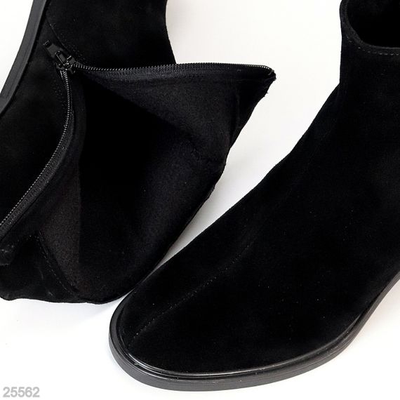 Классические лаконичные черные замшевые ботильоны на среднем каблуке | Зображення 3