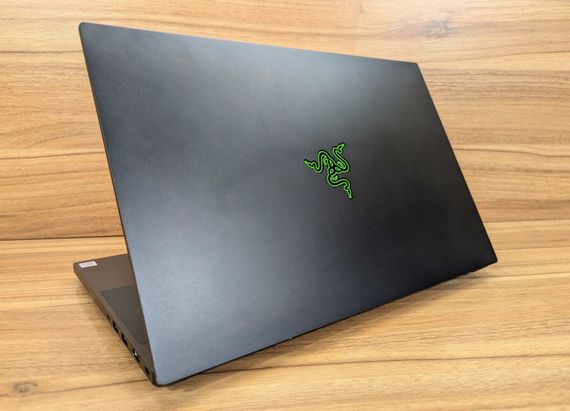 Ігровий ноутбук Razer Blade 15 Base RZ09-0328 / 15.6" (1920x1080) IPS / Intel Core i7-10750H (6 (12) ядер по 2.6 - 5.0 GHz) / 16 GB DDR4 / 512 GB SSD / nVidia GeForce RTX 2070, 8 GB GDDR6, 256-bit / WebCam / HDMI / Windows 10 б/в + Подарунок Миша / USB | Зображення 8