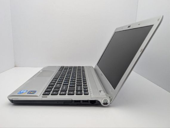 Ноутбук Sony VPC S111FM / 13.3" (1366x768) TN / Intel Core i5-430M (2 (4) ядер по 2.2 - 2.5 GHz) / 6 GB DDR3 / 320 GB HDD / Intel HD Graphics / WebCam / АКБ не тримає б/в | Зображення 6