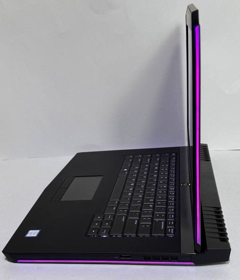 Игровой ноутбук Dell Alienware 15 R3 / 15.6" (1920x1080) IPS / Intel Core i7-7700HQ (4 (8) ядра по 2.8 - 3.8 GHz) / 32 GB DDR4 / 128 GB SSD + 128 GB SSD + 1000 GB HDD / nVidia GeForce GTX 1070, 8 GB GDDR5, 256-bit / WebCam б/у | Зображення 5