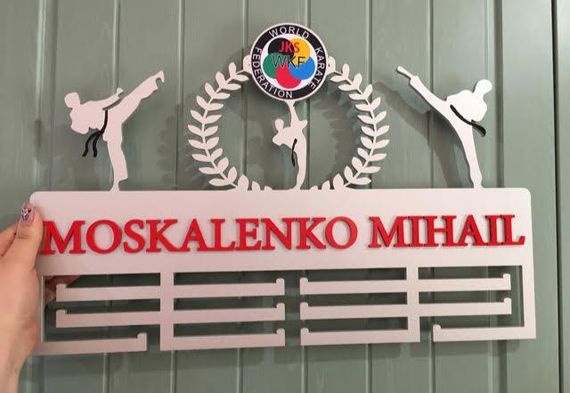Медальниця карате, тейквондо, айкідо, іменна з поличкою, дерев'яна, тримач для медалей, медальниці