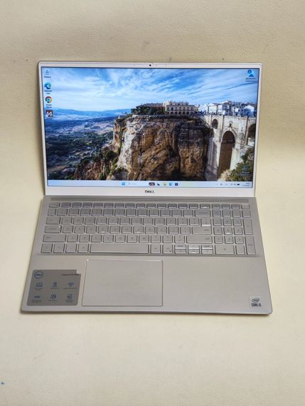 Ультрабук Dell Inspiron 15 7501 / 15.6" (1920x1080) IPS Touch / Intel Core i5-10300H (4 (8) ядра по 2.5 - 4.5 GHz) / 8 GB DDR4 / 256 GB SSD / Intel UHD Graphics / WebCam б/у | Зображення 1