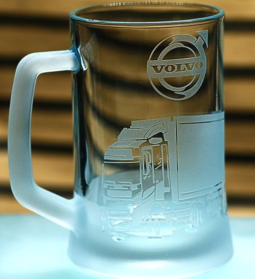 Пивной бокал 670 мл Volvo Truck Вольво подарок для дальнобойщика кружку с гравировкой грузовика | Зображення 1