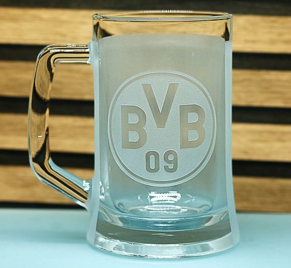 Подарунковий пивний келих з ручкою 670 мл з 3Д гравіюванням лого футбольного клубу Боруссія Дортмун