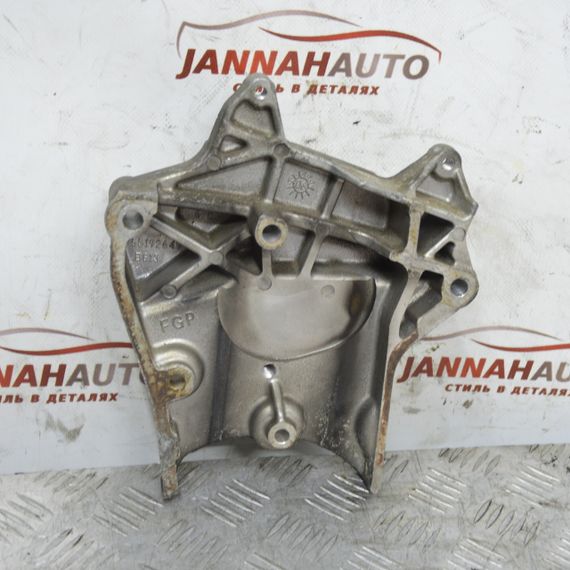 Кронштейн двигуна правий 1.9 CDTI Opel Vectra C Astra H 2004-2010 Кріплення мотора праве Опель 55192649 | Зображення 1