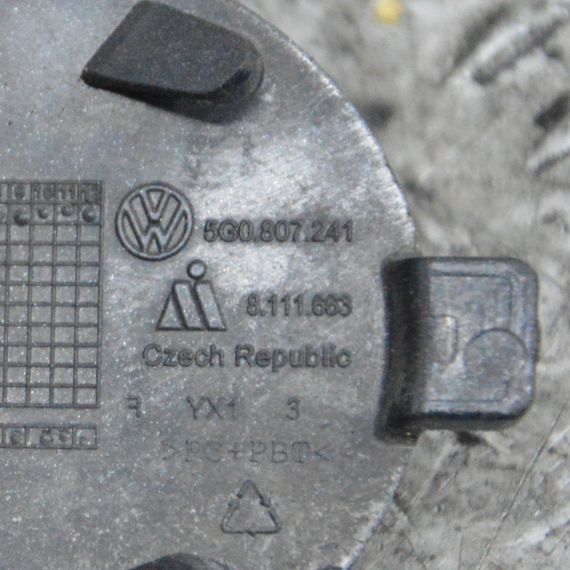 Заглушка буксирувального гака Volkswagen Golf VII 2012-2020 Заглушка переднього бампера Фольксваген 5G0807241 | Зображення 2