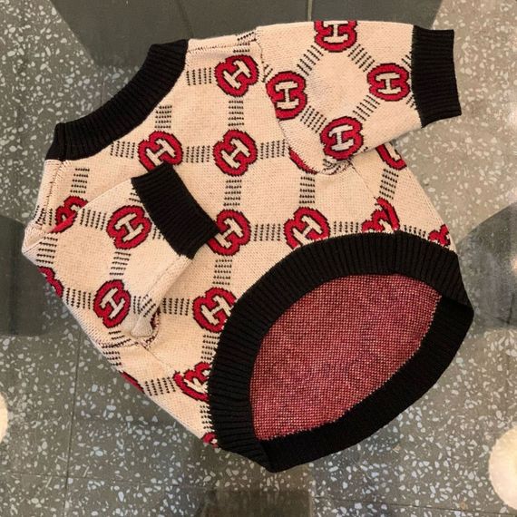 Брендовый свитер для собак GUCCI с черной окантовкой и красными буквами, широкая модель,  бежевый | Зображення 5