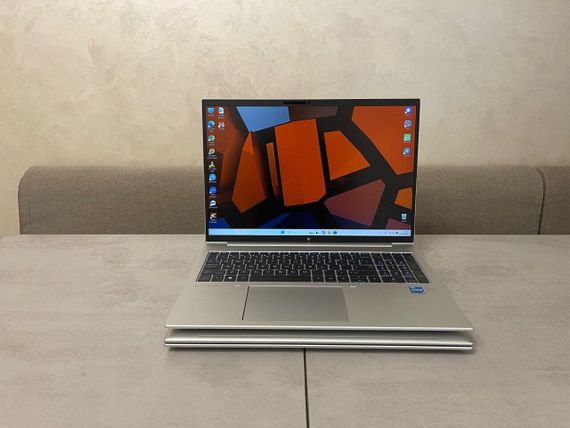 Ультрабук HP EliteBook 860 G10 / 16" (1920x1200) IPS / Intel Core i5-1335U (10 (12) ядер по 3.4 - 4.6 GHz) / 16 GB DDR5 / 512 GB SSD M.2 / Intel Iris Xe Graphics / WebCam / Fingerprint б/в + Подарунок Дротова миша / USB | Зображення 1