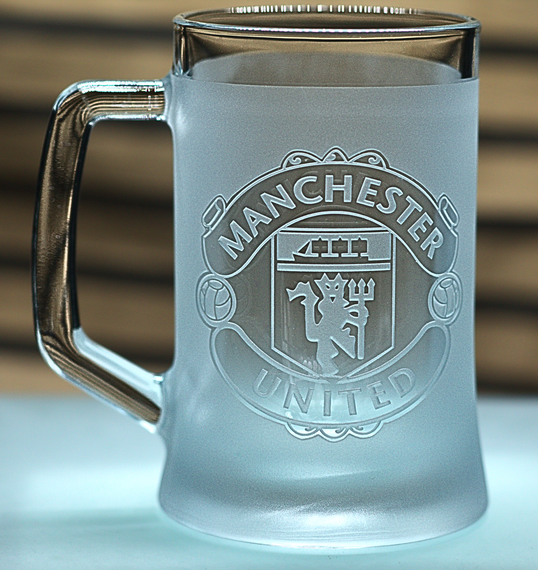Пивний келих 670 мл ФК Манчестер Юнайтед FC Manchester United з гравіюванням подарунок для фаната ФК  футбольний кухоль