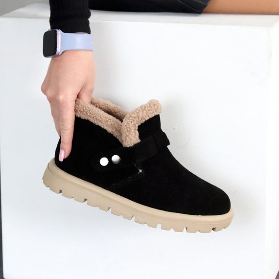 Чорні замшеві зимові низькі черевики на кнопках на бежевій підошві 39