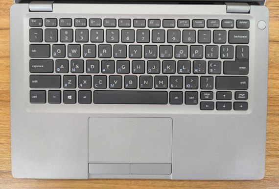 Ноутбук Б-клас Dell Latitude 5310 / 13.3" (1920x1080) IPS / Intel Core i7-10610U (4 (8) ядра по 1.8 - 4.9 GHz) / 8 GB DDR4 / 256 GB SSD / Intel UHD Graphics / WebCam / Windows 10 б/в + Подарунок  Флеш-накопичувач USB 32 GB | Зображення 3