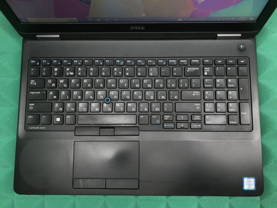 Ноутбук Б-класс Dell Latitude E5570 / 15.6" (1366x768) TN / Intel Core i5-6300U (2 (4) ядра по 2.4 - 3.0 GHz) / 8 GB DDR4 / 256 GB SSD / Intel HD Graphics 520 / WebCam / HDMI / Windows 10 лицензия б/у | Зображення 3