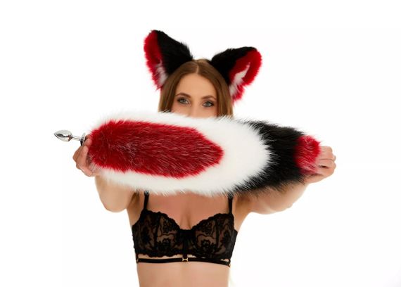 Анальний хутряний хвіст без пробки, Триколірний: Темно-червоний, білий, чорний з червоним кінчиком, OKOVA 50 см. Sex Aura | Зображення 3