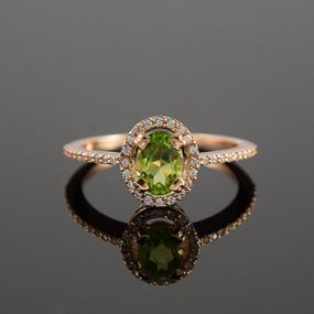 Кольцо из красного золота с хризолитом и фианитами 19