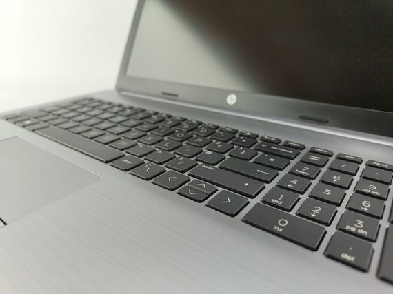 Ультрабук HP 255 G8 / 15.6" (1920x1080) IPS / AMD Ryzen 3 3250U (2 (4) ядра по 2.6 - 3.5 GHz) / 8 GB DDR4 / 240 GB SSD / AMD Radeon Vega 3 Graphics / WebCam б/у | Зображення 2