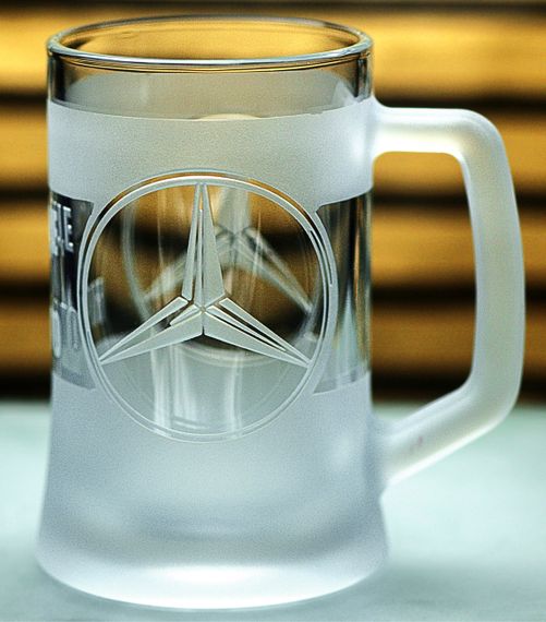 Пивная кружка Mercedes-Benz 670 мл с гравировкой Подарок автолюбителю Бокал с логотипом авто Мерседес и легендарный слоган | Зображення 7