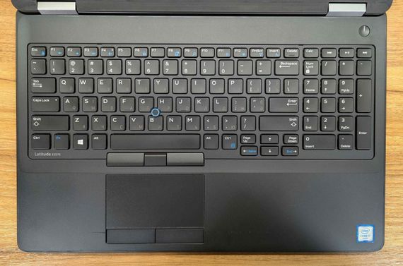 Ноутбук Dell Latitude E5570 / 15.6" (1920x1080) IPS / Intel Core i7-6600U (2 (4) ядра по 2.6 - 3.4 GHz) / 16 GB DDR4 / 512 GB SSD / AMD Radeon R7 M360, 2 GB DDR3, 64-bit / HDMI / WebCam / Windows 10 б/в + Подарунок Бездротова миша USB | Зображення 2