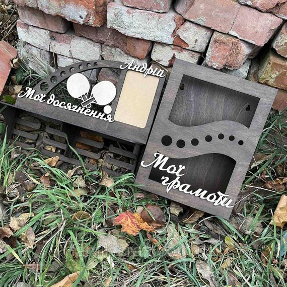 Медальниця з фоторамкою і полицею для кубків Дерев'яний тримач для медалей Органайзер для нагород, грамот, дипломів | Зображення 5