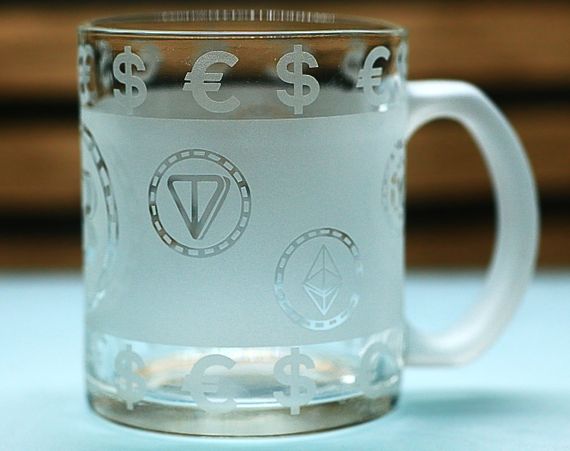 Стеклянная чашка 320 мл Криптовалюта с гравировкой подарок для трейдера инвестора БИТКОИН ETH DOGE SOL BNB TON | Зображення 4