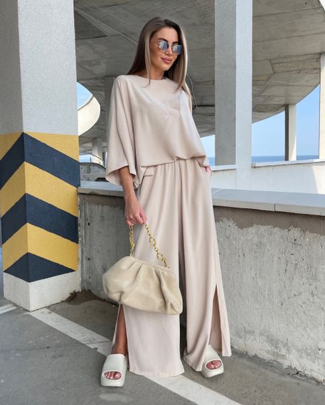 Женский легкий костюм брюки с разрезом и блуза креп-жатка NA2003 цвет бежевый, размер onesize 42/50