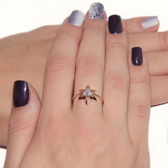 Кольцо из красного золота с треугольным фианитом 16.5 | Зображення 2