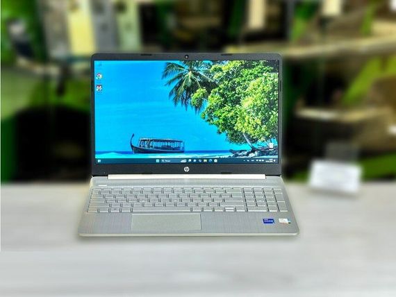 Ультрабук Б-клас HP Laptop 15s-fq2621n / 15.6" (1920x1080) TN / Intel Core i5-1135G7 (4 (8) ядра по 2.4 - 4.2 GHz) / 8 GB DDR4 / 512 GB SSD M.2 / Intel Iris Xe Graphics / WebCam / Win 11 Home б/в | Зображення 1