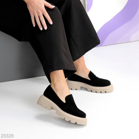 Лаконичные замшевые черные туфли лоферы на бежевой подошве 40