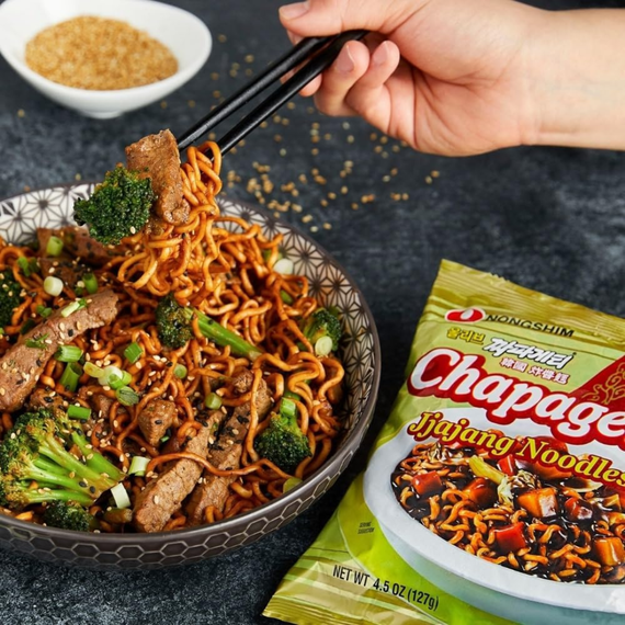 Локшина швидкого приготування з солодким чорним соєвим соусом Чачжан Chapaghetti Nongshim 140г 8801043157728 | Зображення 1