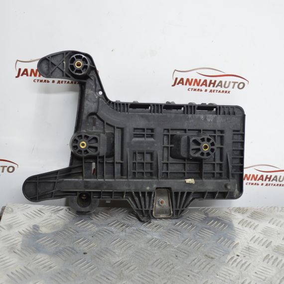 Кронштейн підставка акумулятора Audi A3 Q3 Ауді А3 ку3 1K0915333C