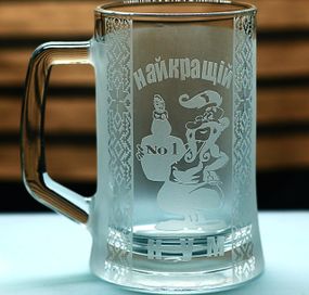 Пивной бокал 670 мл Кум с гравировкой Кружка Лучший кум №1 подарок для кума украинском стиле