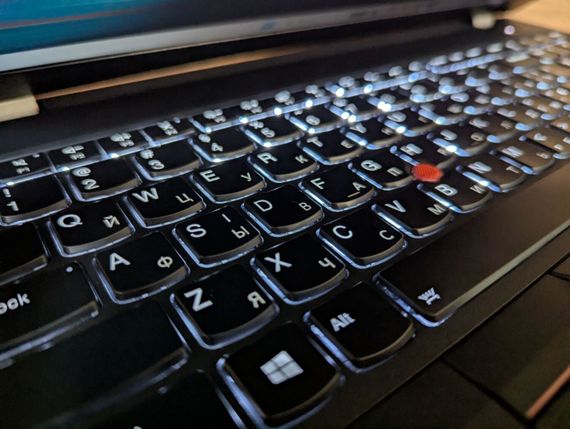 Мобільна робоча станція Lenovo ThinkPad P15s Gen 2 / 15.6" (1920x1080) IPS / Intel Core i7-1165G7 (4 (8) ядра по 2.8 - 4.7 GHz) / 16 GB DDR4 / 512 GB SSD / nVidia T500, 4 GB GDDR6, 64-bit / WebCam / Fingerprint / Windows 11 б/в + Подарок Миша / USB | Зображення 5