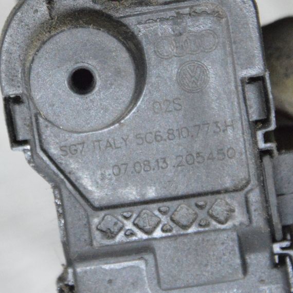 Замок лючка бензобака Volkswagen Golf Jetta Polo 2012-2022 Замок люка топливного бака Фольксваген 5C6810773H | Зображення 3